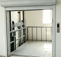 Plateforme élévatrice verticale hydraulique sur rail pour le levage de marchandises stationnaires dans les entrepôts logistiques et l'expédition de fret entre niveaux