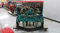 Semoir multifonctionnel à maïs une filmée deux rangs avec moteur, boîte de vitesses et irrigation goutte à goutte intégrée pour la plantation en terres arides