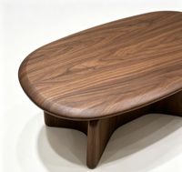 Table basse ovale en noyer de style mid-century, base sculpturale à découpe cintrée, table centrale minimaliste en bois massif pour salon