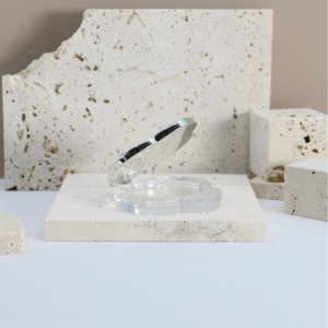 Yuecai Boîtier vide pour fard à joues et illuminateur, forme trèfle, avec bordure et garniture en strass, couleur unie, vente en gros - Product Image 2