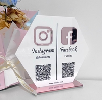 Support d'affichage Wi-Fi moderne personnalisé en acrylique avec code QR pour réseaux sociaux et paiement, avec étagère en verre pour table