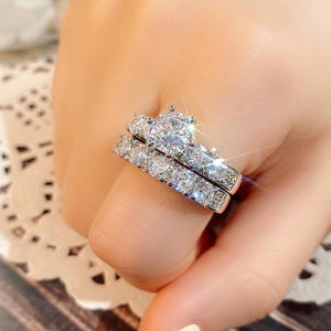 Anello di Fidanzamento Dj022 per Donna in Oro Bianco con Diamante Taglio Brillante Rotondo Colore D Naturale e Diamanti Laterali - Product Image 6