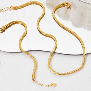 Collar de cadena de hueso de serpiente chapado en oro de 18 quilates para mujer, diseño moderno de espiga plana de doble cara, ideal para aniversario - Product Image 2