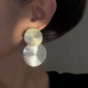 Pendientes de aro chapados en oro rosa y platino de aleación-Regalo de moda para mujer con diseño de luz de aguja - Product Image 1