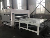 Machine d'impression flexographique semi-automatique à double couleur pour carton ondulé avec alimentation par chaîne, rainurage et découpe