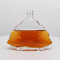 Bouteille en verre spécialisée en forme d'éventail de 720 ml avec bouchon fileté, adaptée aux spiritueux tels que le brandy, le gin, le whisky, le rhum et la vodka