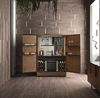 Armoire de bar élégante et luxueuse avec finition en grain de bois et étagères vitrées pour bar résidentiel haut de gamme
