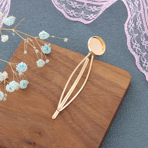 Pince à cheveux ondulée dorée 12 cm – Accessoire capillaire de haute qualité pour usage quotidien, style floral, pince courbée, pince tressée - Product Image 2