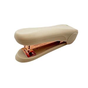 دباسة ورق بلاستيكية للمكتب والطلاب من EMDA، ذهبية وردية، سعة 100 دبوس، تدبس 25 ورقة، وردية اللون مع إمكانية طباعة شعار مخصص وإزالة يدوية - Product Image 1