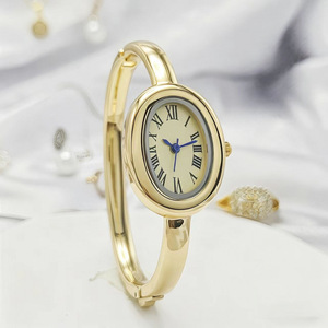 Reloj de pulsera exótico, moderno, de cuarzo, para mujer, con números romanos, toque plateado de estilo medieval - Product Image 3