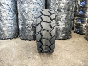 ยางรถตักล้อยาง Deep Pattern L5D ขนาด 10-16.5 และ 12-16.5 พร้อมล้อและอุปกรณ์เสริมอื่นๆ - Product Image 3