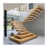 Escalier flottant cantilever avec supports muraux simples, marches en chêne blanc, main courante en métal noir, escalier au design moderne