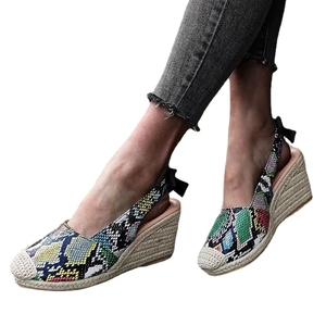 Sandales compensées décontractées pour femmes à bout rond en faux daim imprimé floral, style espadrille, vente en gros d'usine - Product Image 5