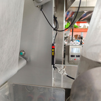 Machine d'emballage entièrement automatique pour sachets de thé triangulaires en nylon non tissé avec ficelle et étiquette, pouvant être remplis d'azote et scellés