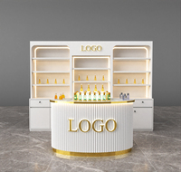 Étagères de présentation personnalisées pour parfums et cosmétiques |   Vitrines de présentation pour la vente de produits de beauté de luxe |   Solution de design d'intérieur pour magasin de mode