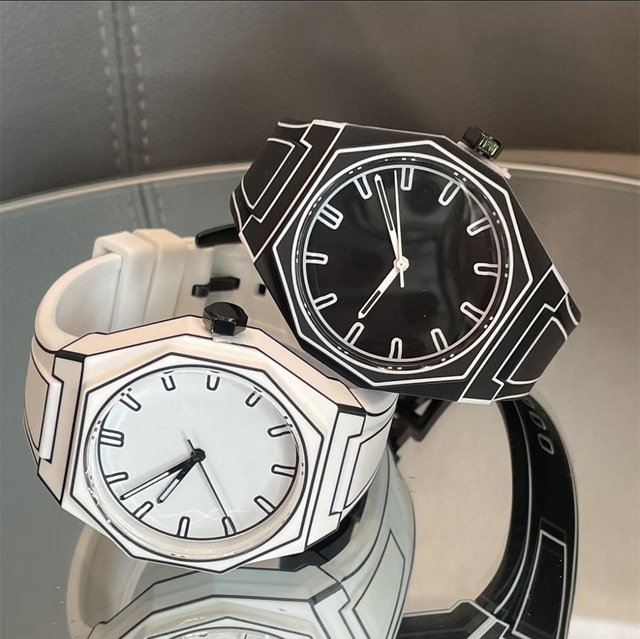Hot Selling Watch Fashion Quartz Case Band Resistant Manga Style Watch Simple and Stylish Monochrome Watch