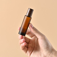 Emballage LK, flacons de parfum en verre rectangulaires mats brun foncé personnalisés haut de gamme de 10 ml, couvercles en bois foncé et bambou, rouleau en acier inoxydable
