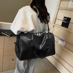 กระเป๋าเดินทางสุดสัปดาห์ขนาดใหญ่ กระเป๋ากีฬา PU สำหรับฝึกซ้อม แยกส่วนเปียกและแห้ง กระเป๋าเดินทางดีไซน์ทันสมัย รับสั่งทำ - Product Image 6