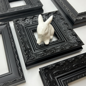 <span class=keywords><strong>Cornice</strong></span> Fotografica Moderna di Alta Gamma, Piccola e Elegante, in Legno Massello Nero Intagliato, con Stampa UV, Ecologica, da Parete - Product Image 3