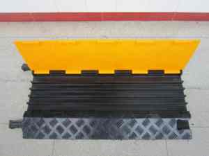 Protecteur de câbles à cinq canaux en caoutchouc robuste 900x500x50mm 15kg pour les chantiers de construction et la protection des câbles routiers - Product Image 2