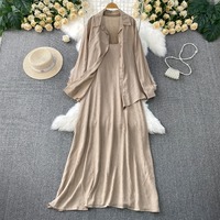 Nouvelle collection Printemps-Été 2026 : Ensemble décontracté deux pièces pour femme, chemise à manches longues et robe à fines bretelles, marron, élégant et confortable.