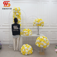 Boule de centre de table en fleurs artificielles en soie personnalisée SMOOTH, blanche et jaune, avec des roses