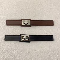 Accessoires vestimentaires en cuir tendance avec boucle à fermoir métallique et boutons de fabricant