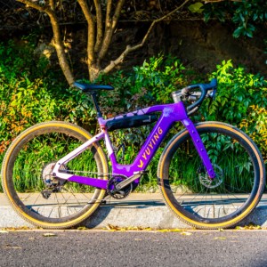 Vélo électrique Continental 700c*35c avec dérailleur sans fil, cadre en fibre de carbone, moteur central, batterie 540 Wh intégrée au cadre, moteur 250 W - Product Image 2