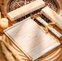 Cartes d'invitation de mariage enroulées en papier, style royal, avec estampage à chaud doré, design unique, faible MOQ, conception gratuite, emballage avec pompon