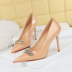 Zapatos de Fiesta de Moda 2025, Nuevos Tacones de Charol con Punta en Pico y Pedrería para Mujer - Product Image 5