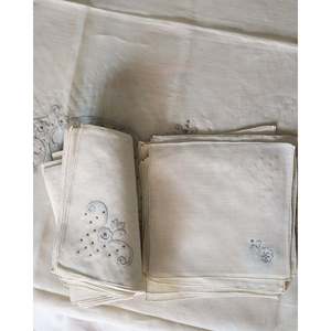 Nappe rectangulaire en lin avec broderie à la main grise et 24 serviettes pour hôtels et restaurants Décoration de salle à manger de Noël - Product Image 2