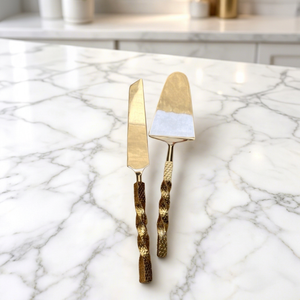 Ensemble de couteau et spatule à gâteau de mariage plaqué or, manche martelé en acier inoxydable, élégant ensemble de service à gâteau en acier inoxydable avec accessoires assortis - Product Image 1