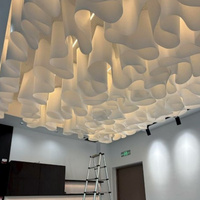 Décoration suspendue de plafond en papier blanc ondulé texturé de luxe pour événements de mariage, restaurants, hôtels et intérieurs commerciaux
