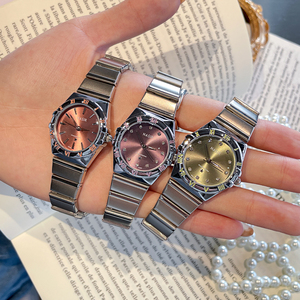 Montre-bracelet à quartz pour femme CILOA avec cadran multicolore, bracelet en acier inoxydable et accents en cristal, style décontracté et tendance - Product Image 4