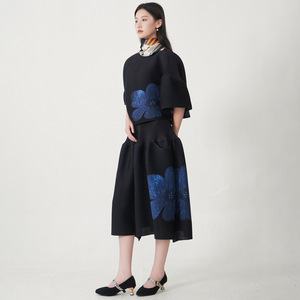Conjunto de Dos Piezas Miyake para Mujer, de Alta Calidad, Estampado Animal, Estilo Vintage, Camisa con Mangas de <span class=keywords><strong>Campana</strong></span> y <span class=keywords><strong>Falda</strong></span> con Diseño Plisado - Product Image 3