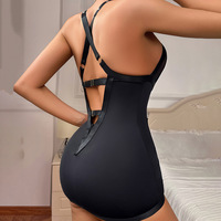 Ensemble de lingerie 2 pièces noir en résille transparente à lanières et cloutages, comprenant une chemise de nuit dos nu croisé avec découpes latérales et un string