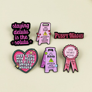 เข็มกลัดรูปหัว<span class=keywords><strong>ใจ</strong></span>สีชมพู ซีรีส์ Pink พร้อมข้อความภาษาอังกฤษแบบกำหนดเอง สไตล์ป้ายโฆษณา เครื่องประดับแฟชั่นข้ามพรมแดน เทคนิคการเคลือบน้ำมัน - Product Image 2
