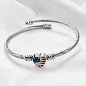 Bracelet en acier inoxydable plaqué or 18 carats en forme de cœur avec motif drapeau américain pour femme, bijou cadeau - Product Image 3