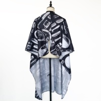Nouvelle arrivée Cape de barbier de salon de beauté de haute qualité avec des motifs provenant directement du fabricant Cape de coupe de cheveux avec logo