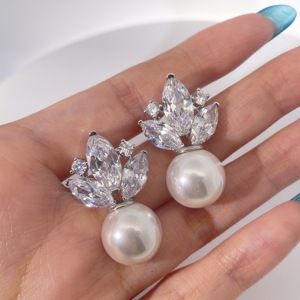 Pendientes de Latón Chapado en Oro Elegantes y Lujosos de Tianyu Gems para Mujer con Diseño de Flores y Perlas con Corte Marquesa - Product Image 6