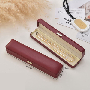 Caja de Joyería Rectangular Roja de Lujo en Cuero PU Ecológico con Forro de Terciopelo para Almacenamiento y Exhibición de Collares y Anillos de Alta Gama - Product Image 6
