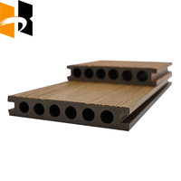 Co-extrusion en plastique composite de bois de terrasse WPC ignifuge d'extérieur de style moderne pour l'usage extérieur
