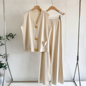 Ensemble deux pièces décontracté pour <span class=keywords><strong>femme</strong></span>, style européen et américain, <span class=keywords><strong>gilet</strong></span> tricoté à col en V avec boutons dorés et pantalon ample, idéal pour l'été. - Product Image 1