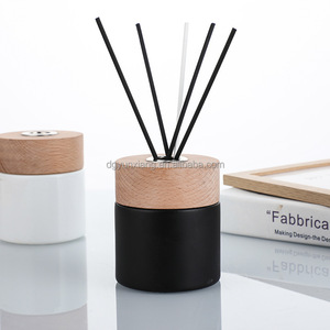 مجموعة ناشر عطر زجاجي أبيض وأسود مطفي سعة 100 مل مع أغطية خشبية وعصي ناشرة للعطور - Product Image 2