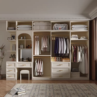 Armoire murale complète en bois composite sur mesure avec penderie, unité de rangement supérieure et miroir
