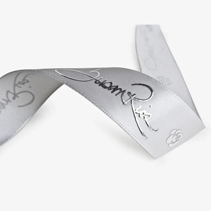 Cinta de raso de poliéster/algodón reciclado personalizada JulianRi con estampado de lámina plateada de una sola cara para embalaje de regalos, 1-1/2 pulgadas de ancho - Product Image 1