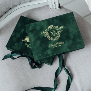 Caja de Invitación de Boda de Terciopelo de Lujo Personalizada con Tarjeta de Invitación Acrílica con Lámina Dorada, Cierre de Cinta y Borla - Product Image 3