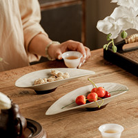 Assiette à thé en céramique motif feuille veinée sur pied en bois foncé, individuelle ou en paire, pour servir des noix, des cerises, des gâteaux de lune, style Japandi