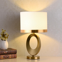 Lampe de table moderne en laiton avec abat-jour en tissu noir et base en anneau doré, idéale pour la lecture au chevet, la chambre, l'hôtel, le salon et la décoration intérieure.