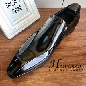 Nouvelles chaussures en cuir tendance à bout pointu pour jeunes hommes. Chaussures tendance en cuir pour créateurs de coiffures. Style une pièce pour costumes - Product Image 4